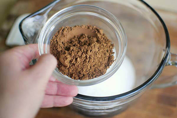 Cho bột năng, bột ca cao, đường và cà phê hòa tan vào 1 cái nồi, trộn đều