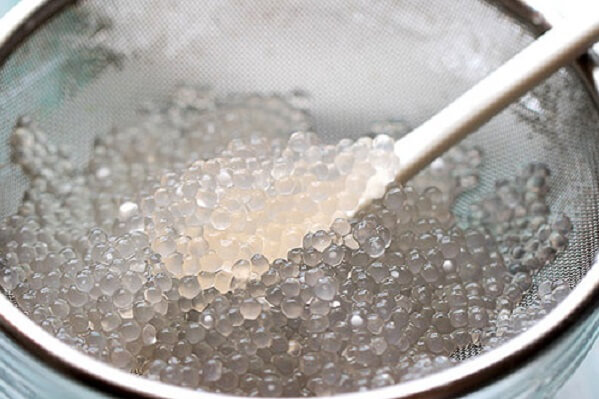 Các bạn dùng vớt hạt trân châu ra và cho vào một tô nước lạnh cho nguội