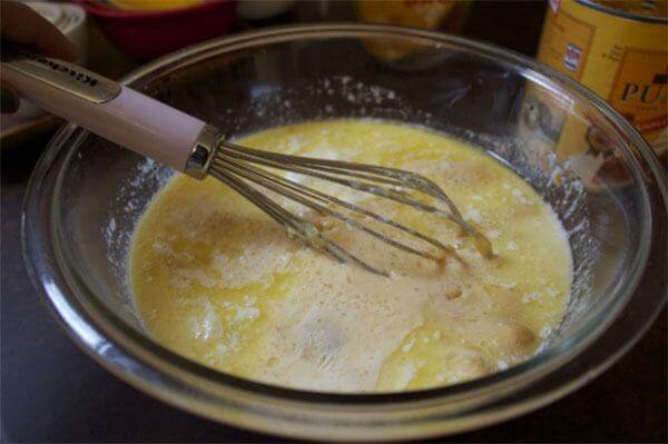 Nhào bột – công thức làm bánh bông lan trứng muối – banh bong lan trung muoi
