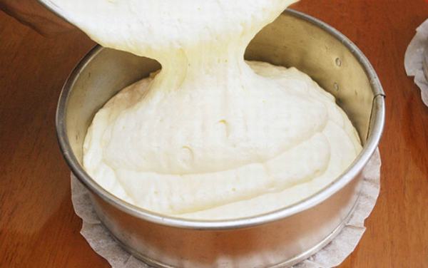 Cho bột vào khuôn – cách làm bánh bông lan bằng nồi cơm điện