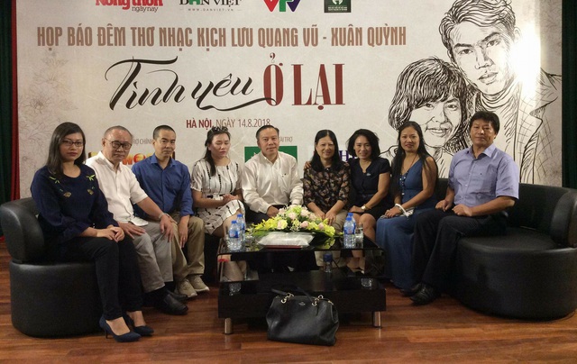 Người thân, bạn bè và đồng nghiệp của cố nhà viết kịch Lưu Quang Vũ - Xuân Quỳnh trong buổi họp báo sáng 14/8. Ảnh: Khánh Thơ.