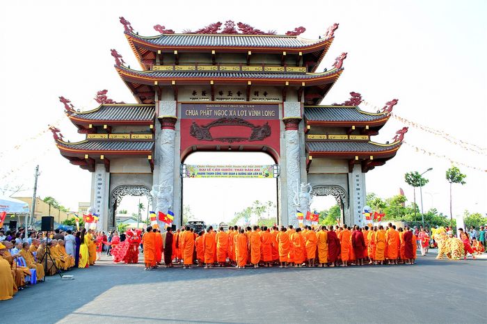 Cổng Tam Quan chùa Phật Ngọc Xá Lợi