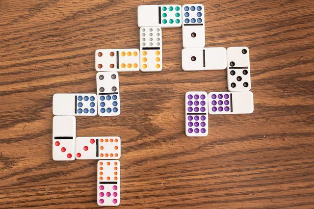 Giữ một loạt các quân domino có giá trị khác nhau trong tay