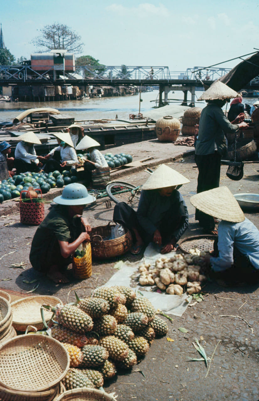 Nhóm người mua bán trái cây ở chợ Rạch Giá năm 1968 - Photo by Carl Mydans