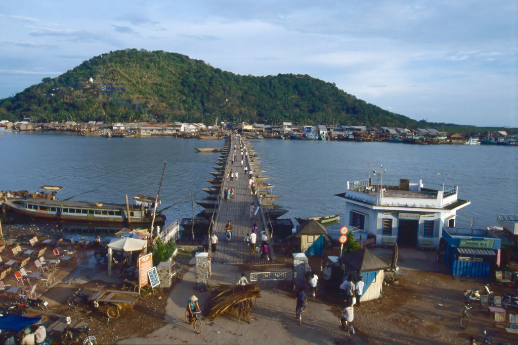 Cầu nối đất liền với Hà Tiên năm 1993 - Photo by Daanjj