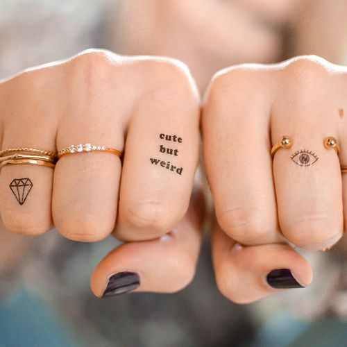 Hình tattoo chữ đẹp cho nữ ở ngón tay