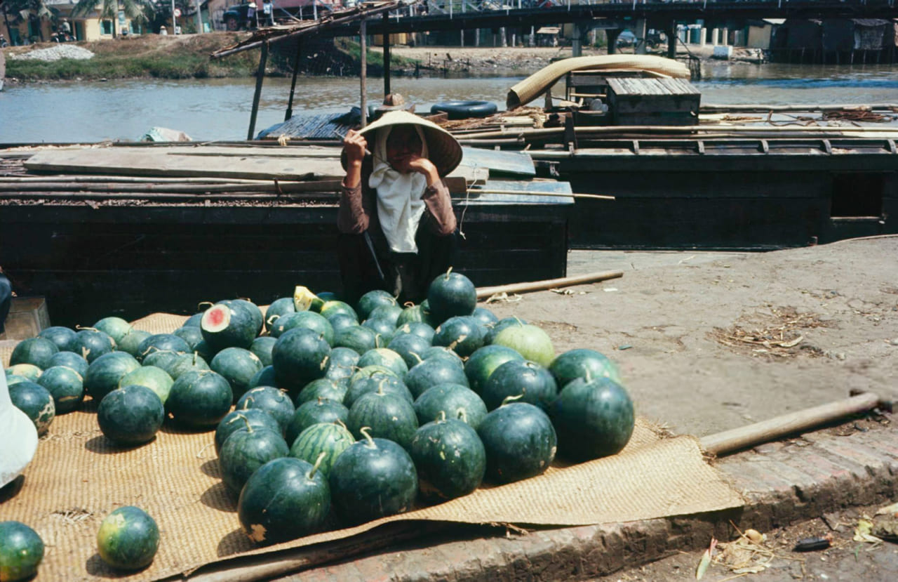 Người bán dưa hấu ở chợ Rạch Giá cạnh sông Kiên năm 1968