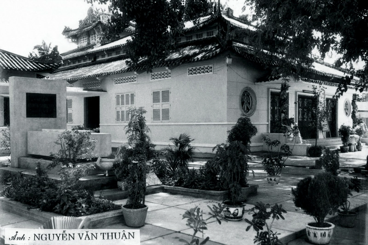 Đền Nguyễn Trung Trực ở Rạch Giá, Kiên Giang trước năm 1975 - Photo by Nguyễn Văn Thuận