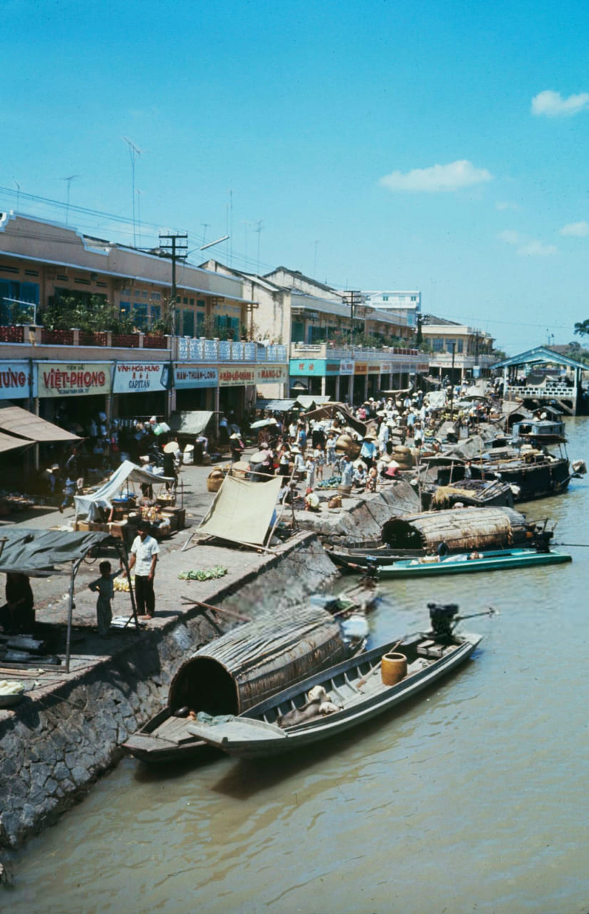 Những người bán hàng ven sông chợ Rạch Giá năm 1968 - Photo by Carl Mydans