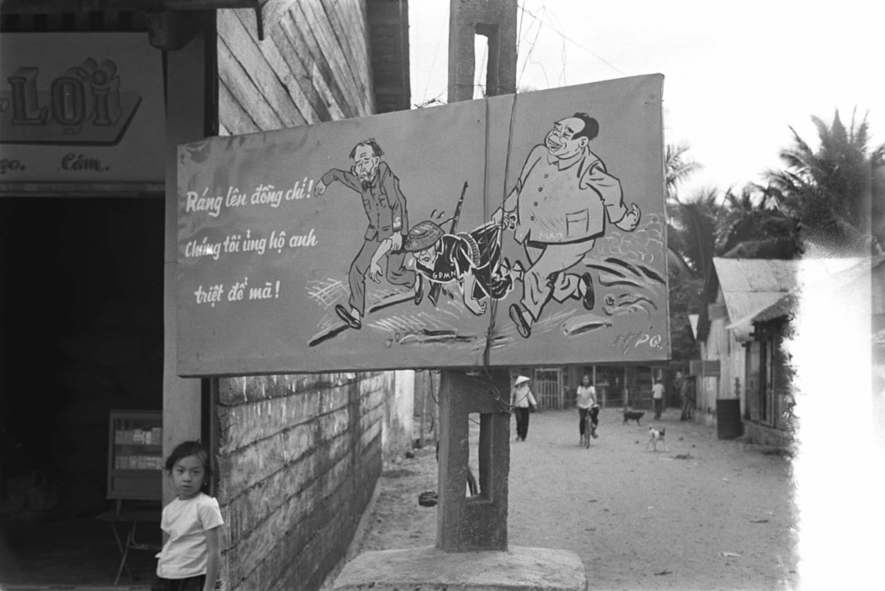 Bảng hiệu trên đường phố Phú Quốc năm 1968