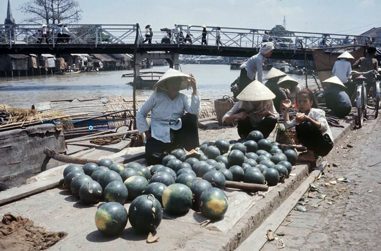 Người bán dưa hấu ở chợ Rạch Giá năm 1968 - Photo by Carl Mydans