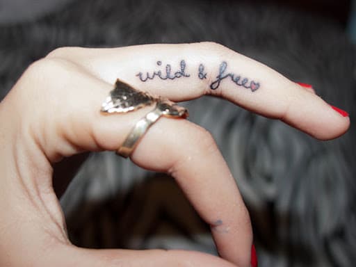 Tattoo xăm chữ đẹp ở ngón tay nữ