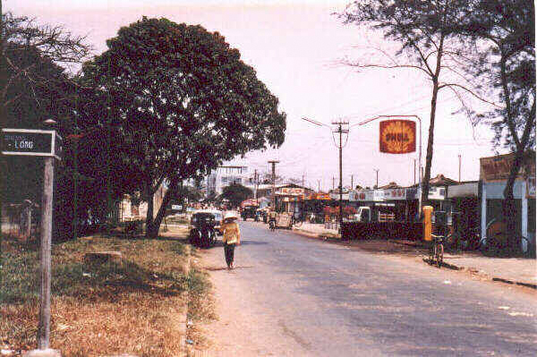 Con đường Trương Minh Đức nhìn ra trạm xăng năm 1968
