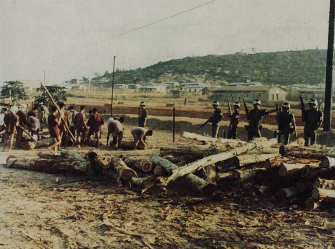 Tù binh lao động trong trại giam Phú Quốc