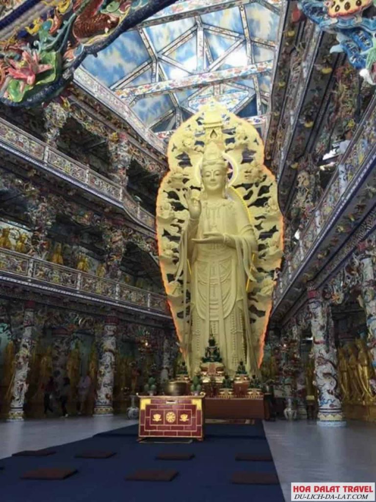 Tượng Phật bằng bê tông cốt thép chùa Linh Phước