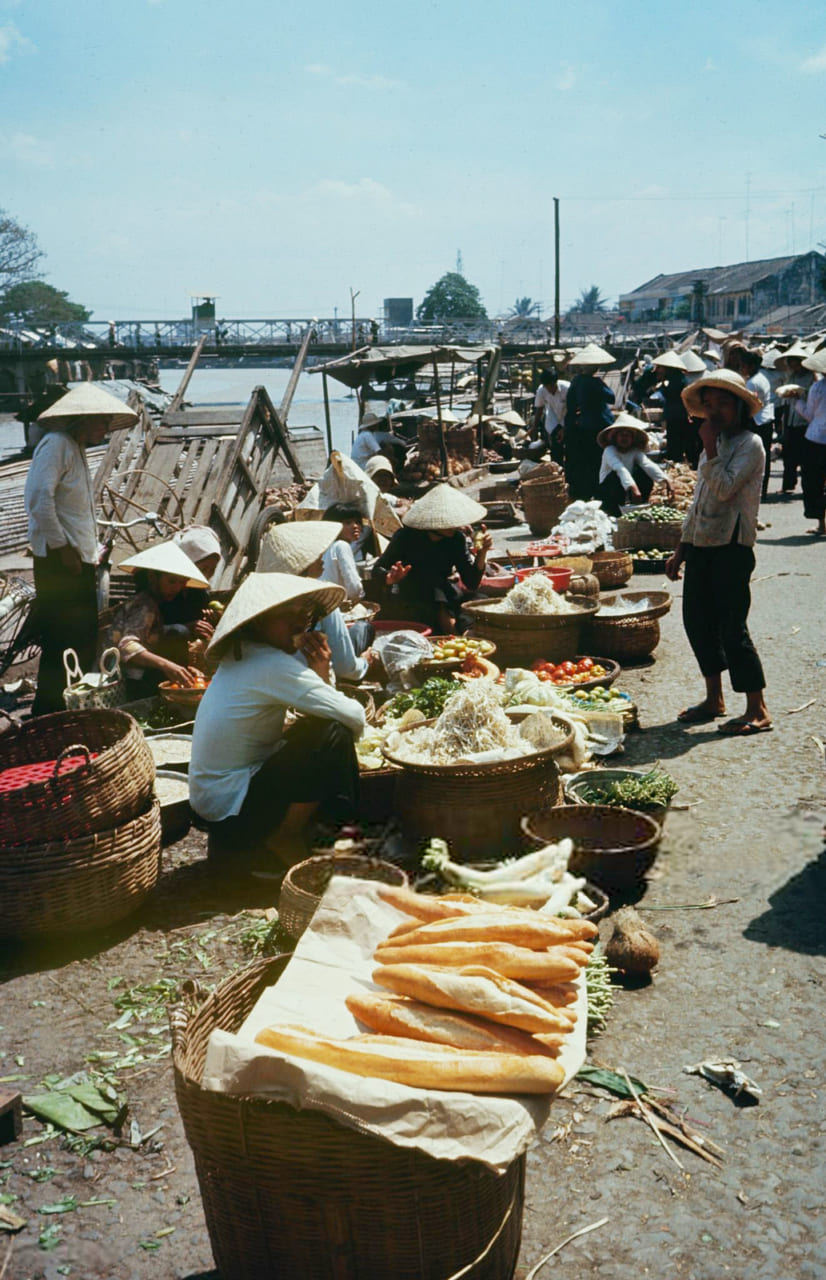Những người bán hàng rong dịp Tết ở chợ năm 1968 - Photo by Carl Mydans