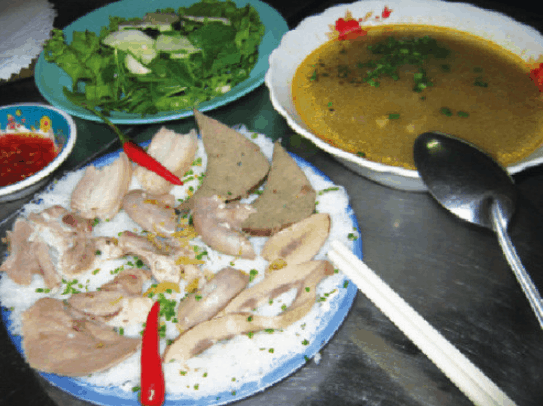 Bánh hỏi và lòng heo là một món ăn ngon ở Sài Gòn (Ảnh ST)