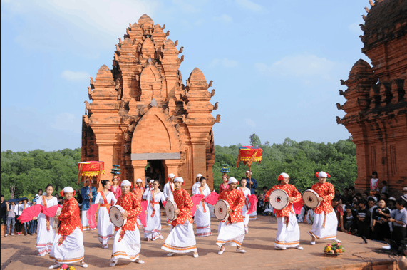 Lễ hội tổ chức ở tháp Chàm Poshanư BÌnh Thuận