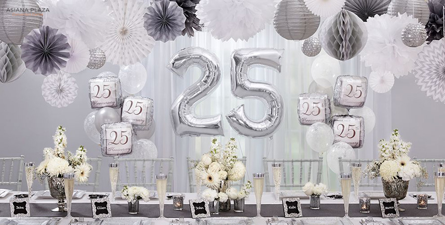 Nhiều người tổ chức tiệc mừng 25 năm ngày cưới với màu sắc bạc làm chủ đạo
