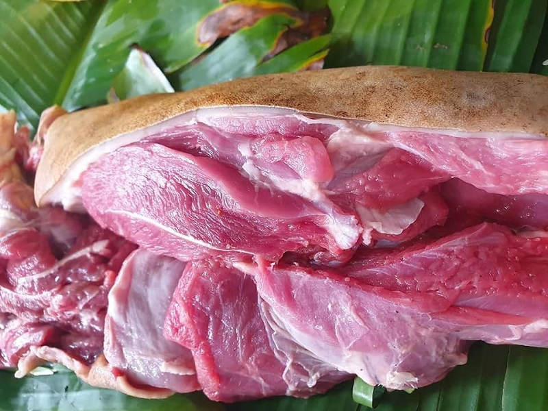 Khi bị sẹo rỗ nên kiêng các món ăn làm từ thịt đỏ như thịt dê để tránh để lại vết thâm