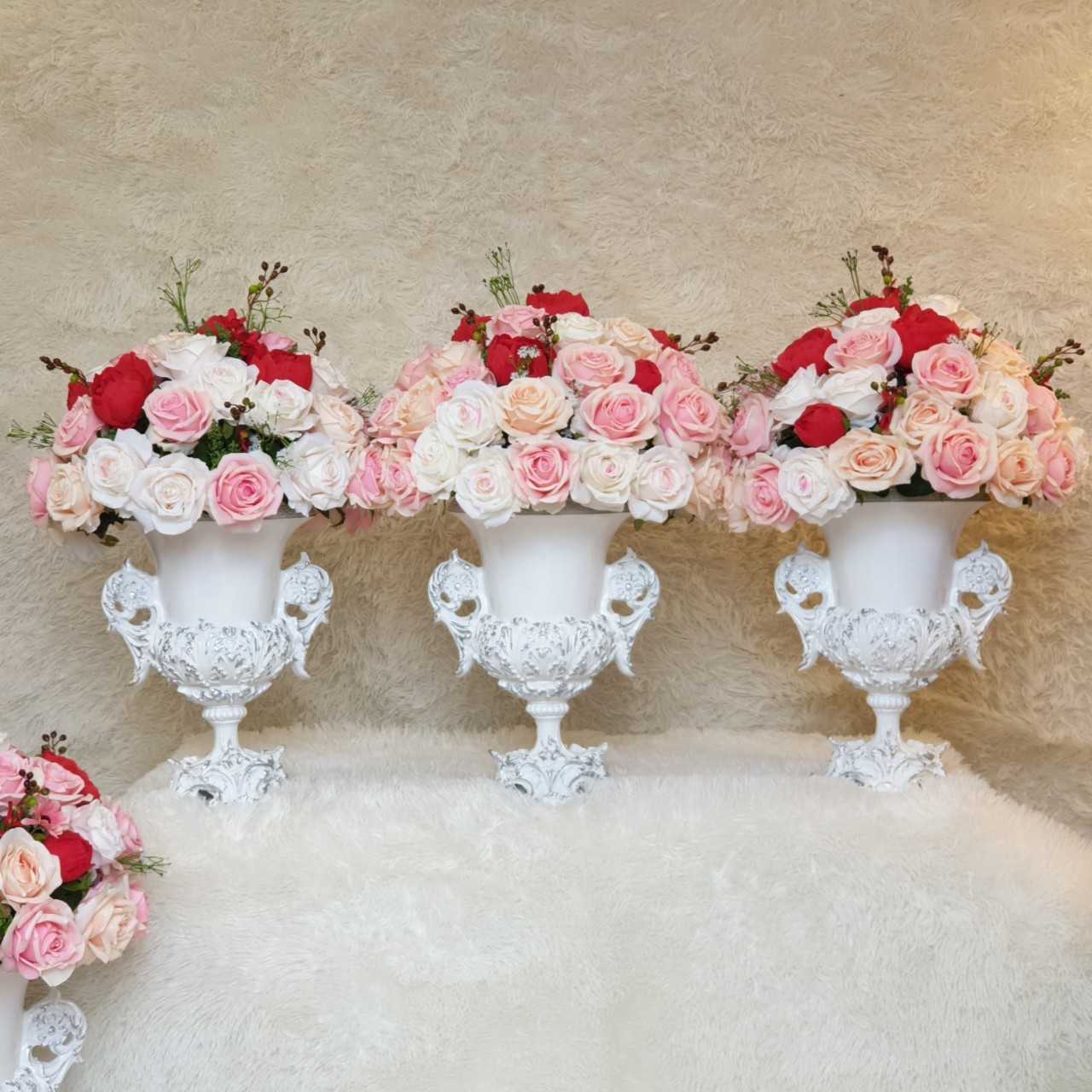 bình gốm được cắm hoa hồng để bàn ngày cưới