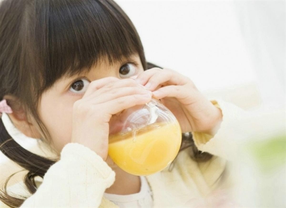 Nên bổ sung vitamin C cho bé qua các loại nước uống để hạ sốt cho bé và tăng cường sức đề kháng 
