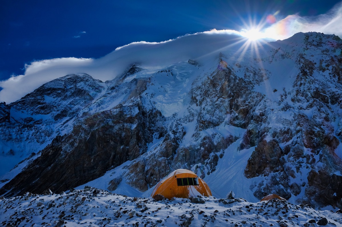 cắm trại dưới đỉnh núi broad peak