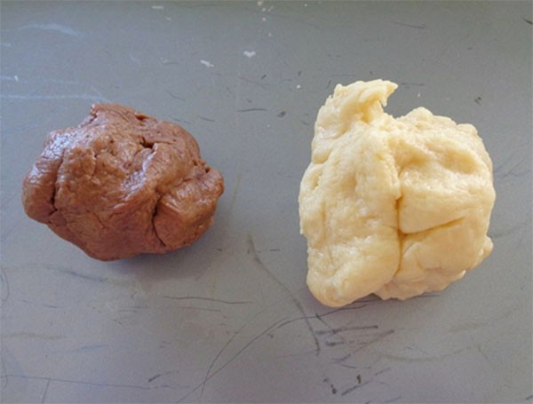 Chi bột làm hai phần và trộn 1 phần với bột ca cao - cách làm bánh tai heo 