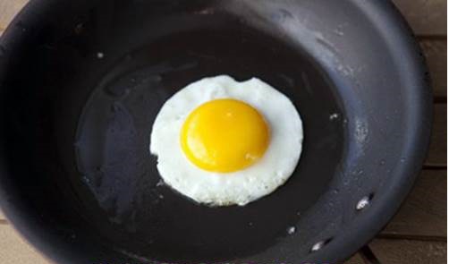 Cách làm cơm trộn hàn quốc - Đặt chảo lên bếp cho dầu vào và thực hiện chiên trứng