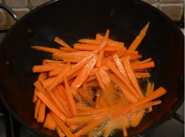 Cách làm cơm trộn hàn quốc - Tiến hành xào cà rốt và ớt chuông