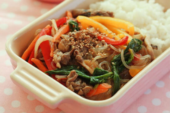 Món ăn này ở Hàn có tên là miến trộn cung đình “Gungjung Japchae” - Cách làm miến trộn chua ngọt thập cẩm: thịt bò, dưa leo, trứng, cà rốt
