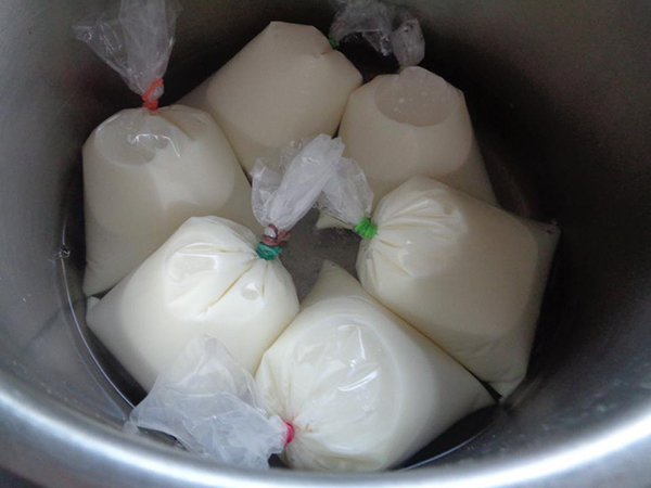 cách làm sữa chua túi cách làm sữa chua túi Cách làm sữa chua túi đơn giản tại nhà ngon, mịn không dăm đá cach lam sua chua tui 1