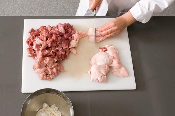 Bạn nên chọn thịt nạc có kèm chút mỡ sau đó xay nhuyễn để làm xúc xích - cách làm xúc xích