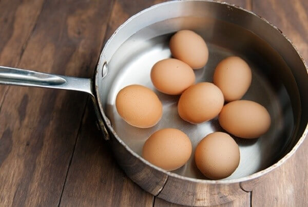 Chuẩn bị luộc trứng