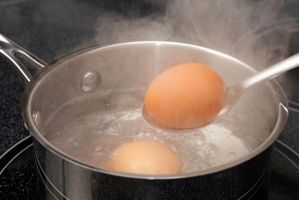 Luộc trứng gà - luộc trứng gà bao lâu thì chín