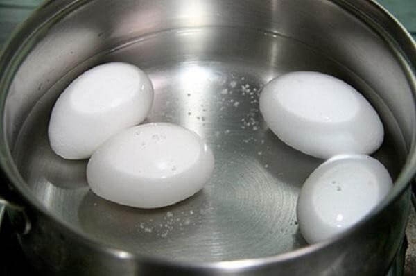 Cho trứng vào nồi và đổ ngập nước