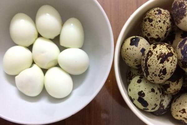 Sau khi trứng cút chín, bạn nên thả trứng vào nước lạnh cho dễ bóc vỏ.