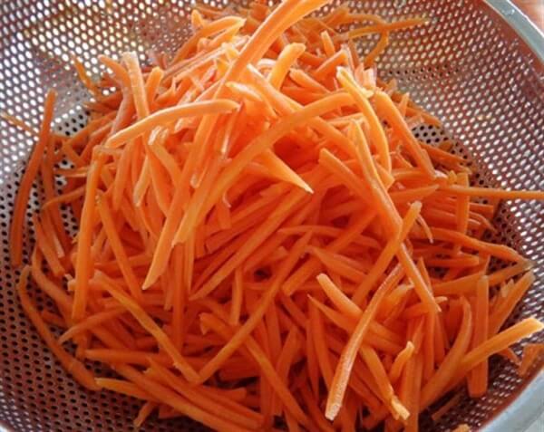 Cà rốt nạo sợi - cách muối dưa bắp cải