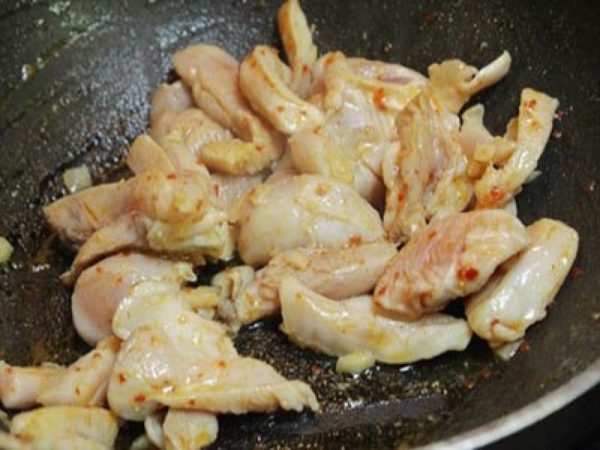 Canh gà nấu nấm thơm ngon bổ dưỡng cho cả gia đình