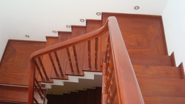 cầu thang từ gỗ gõ đỏ