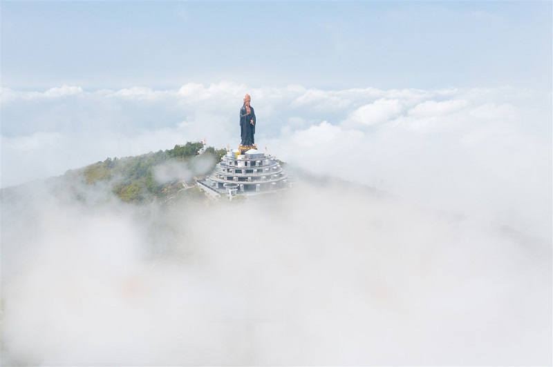 Khung cảnh mờ ảo đẹp như cõi tiên tại đỉnh núi Bà Đen tây Ninh (Ảnh: sưu tầm)