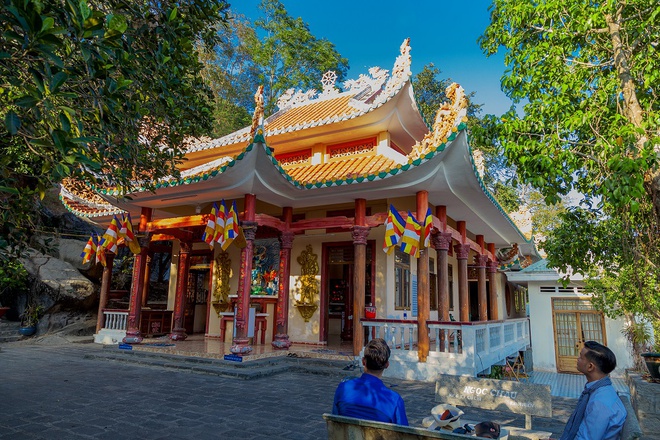 Chùa Linh Sơn Hòa Đồng xây dựng theo kiến trúc quen thuộc của chùa miếu Nam Bộ (Ảnh: sưu tầm)