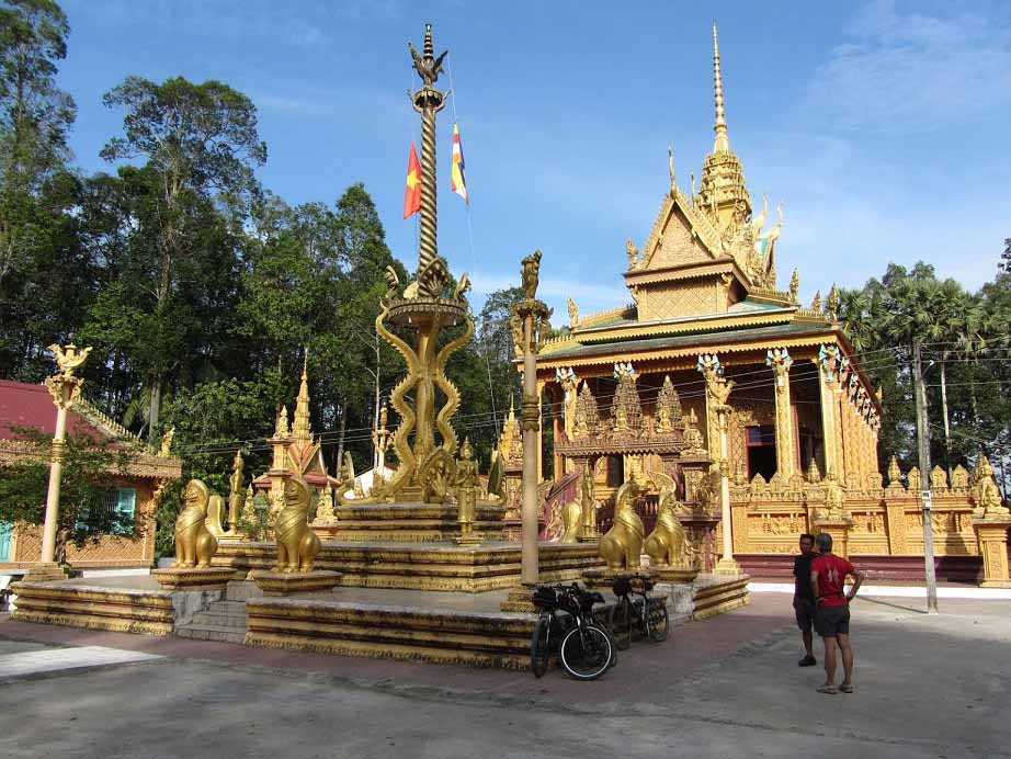 Chùa Khmer Phù Ly có tuổi đời hàng trăm năm mang kiến trúc Ấn - Thái và Campuchia