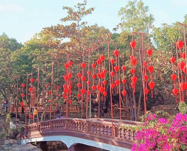 Hình ảnh lồng đèn đẹp của chùa Linh Phong những ngày xuân đến - Ảnh:ST