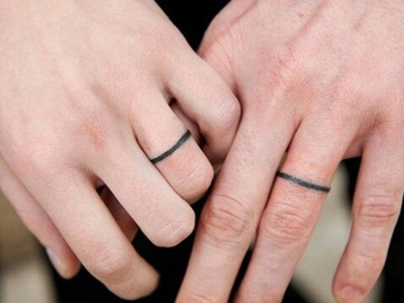 Ngón tay đeo nhẫn của cô dâu chú rể