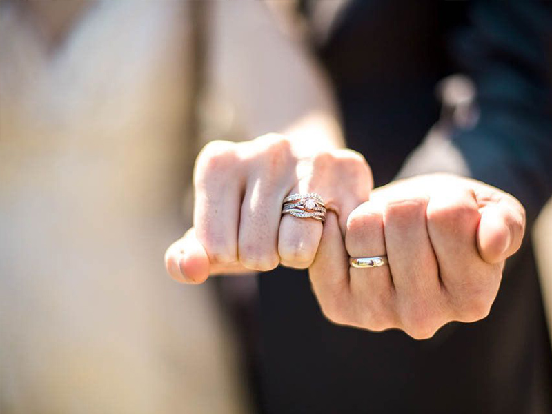 Đeo nhẫn cưới thế nào là đúng?