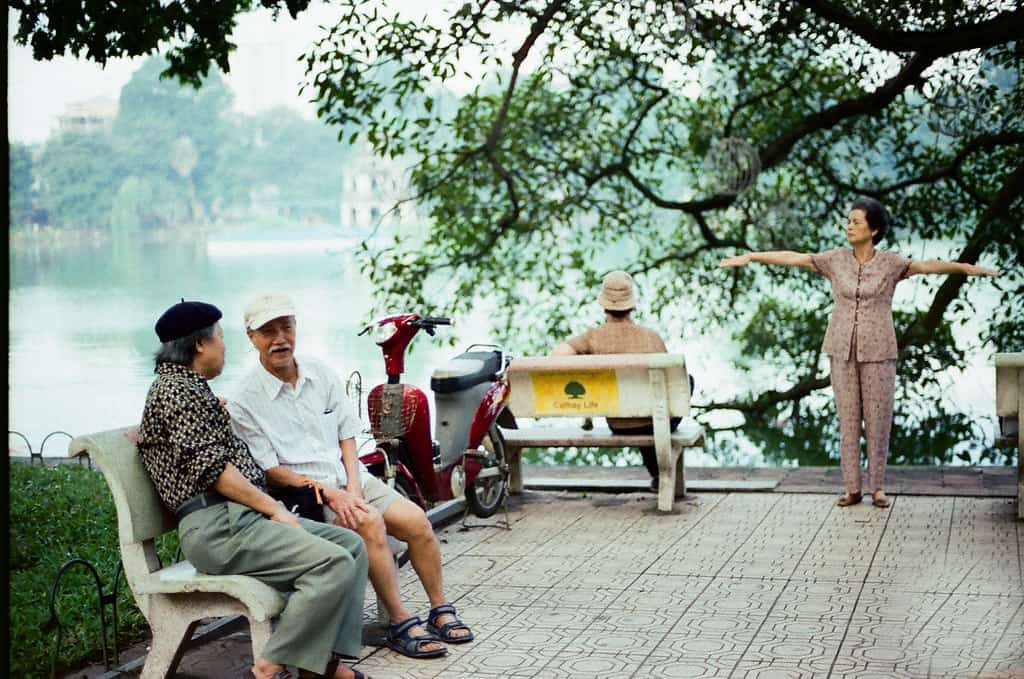 Buổi sáng những người dân Hà Nội thường đến Hồ Gươm để tập thể dục như một nét văn hoá riêng đặc trưng của Thủ đô. Ảnh: Đinh Tuấn Văn