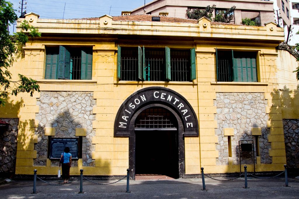 nhà tù Hỏa Lò địa điểm tham quan ở hà nội nổi tiếng