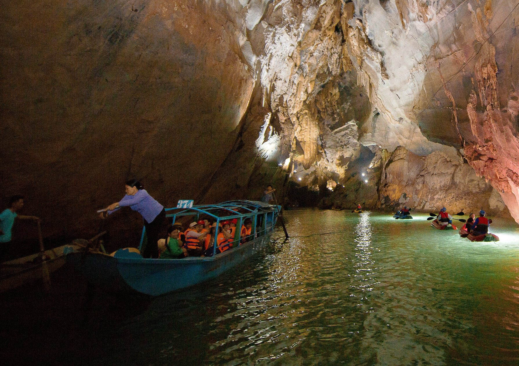 Chèo thuyền trong hang động