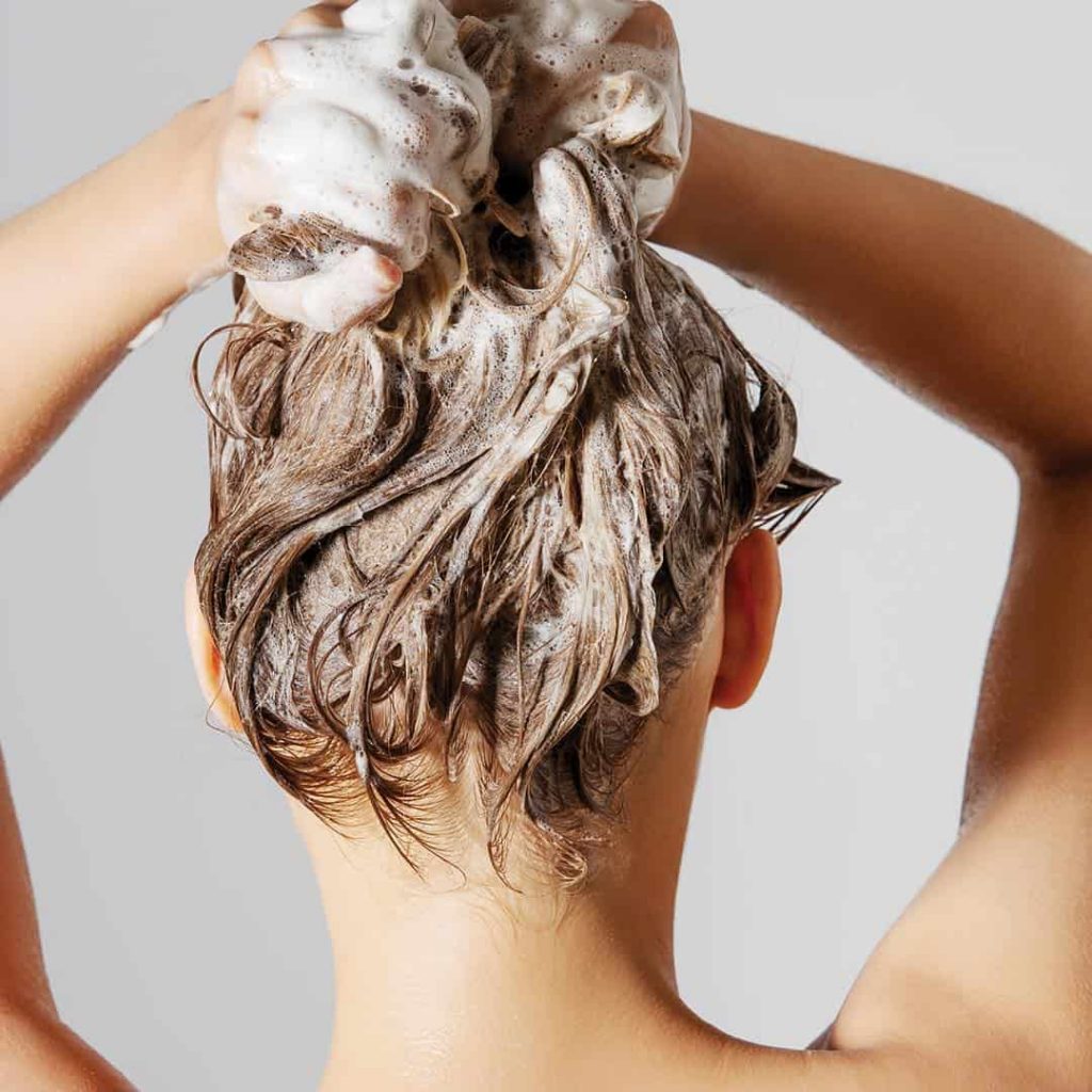 Sử dụng dầu gội và dầu dưỡng dành riêng cho tóc hư tổn.